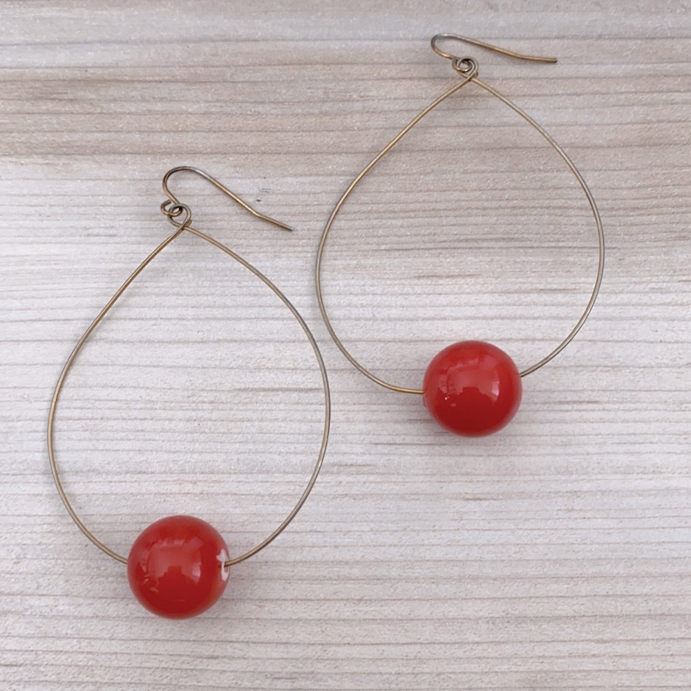 ❤️ Gold hoop earrings with red orange bead detail